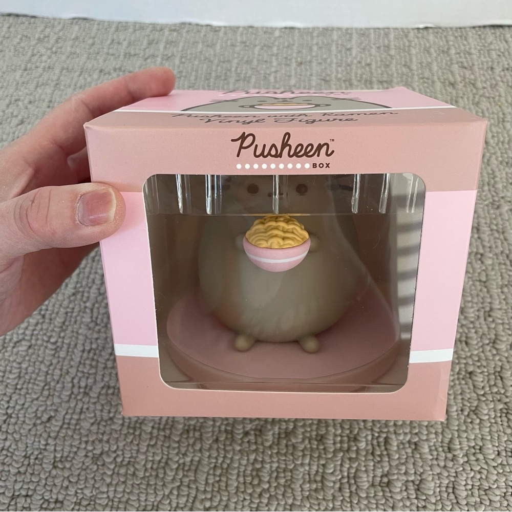 NIB Pusheen with ramen vinyl figure